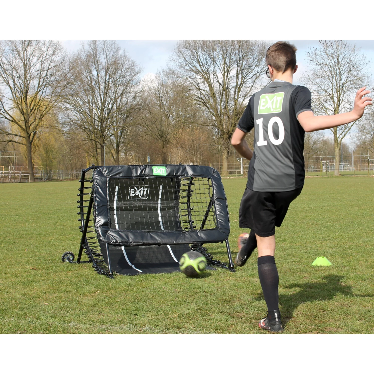 EXIT TOYS EXIT Kickback Voetbal Rebounder 124x90cm 9 EXIT TOYS EXIT Kickback Voetbal Rebounder 124x90cm - Afbeelding 9